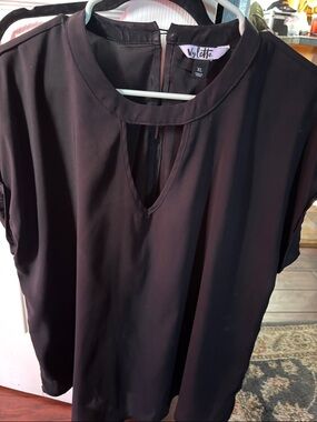 Violette Black Keyhole Sleeve Blouse